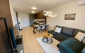 New Apartment With Free Garage Parking Near The Airport