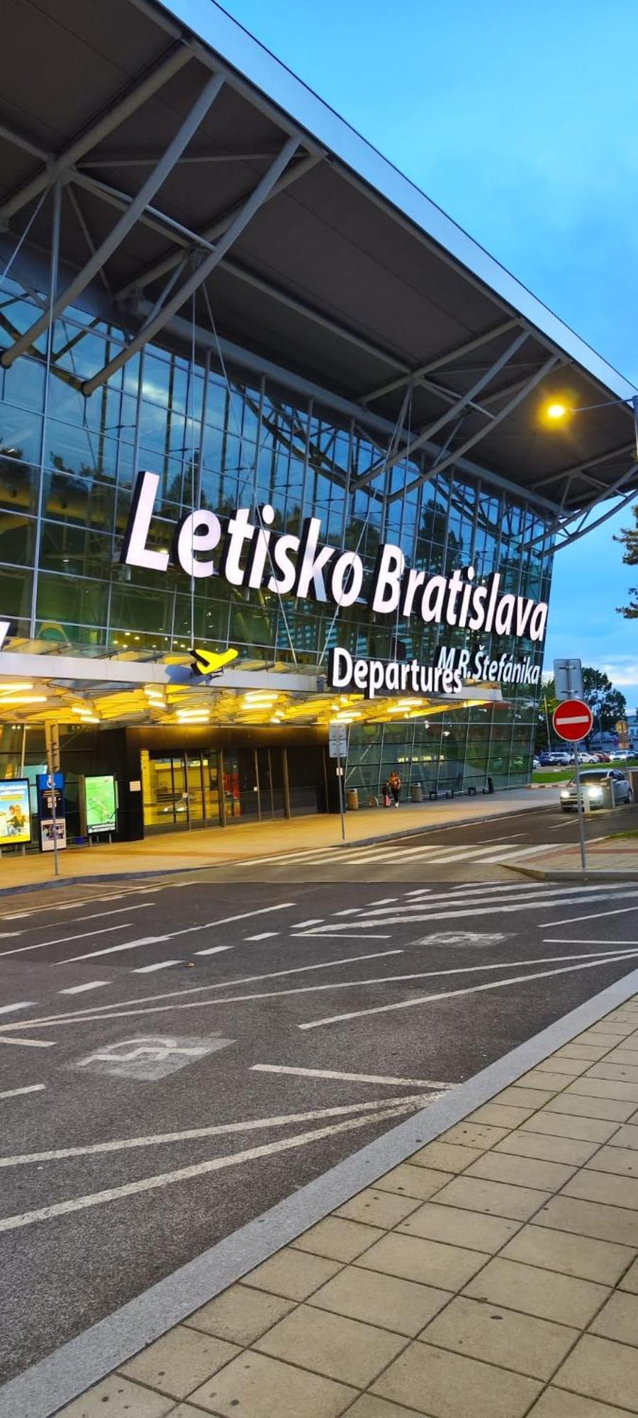 New Apartment With Free Garage Parking Near The Airport Bratislava Exteriér fotografie